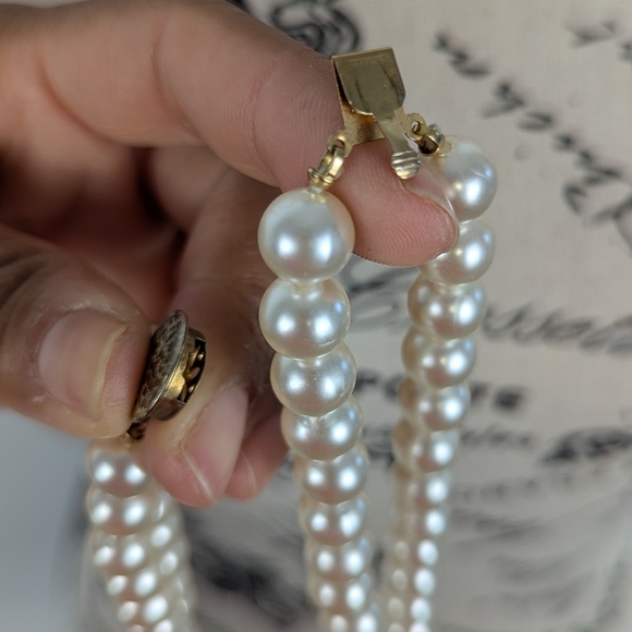 Elegant Pearl and Black Beaded Necklace - Picture 5 of 6